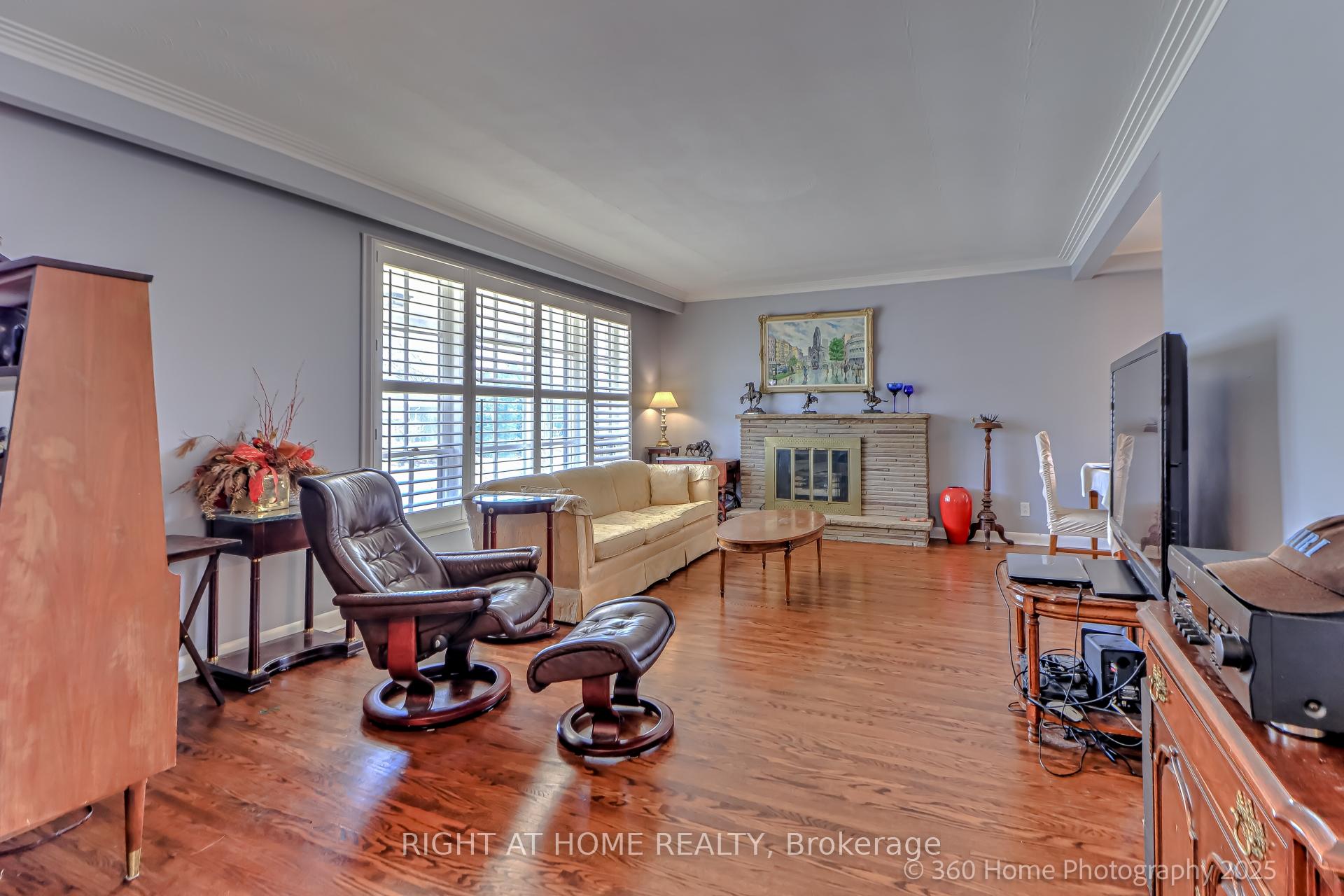 Photo 3 of 12 Summitcrest Drive, Etobicoke, Willowridge-Martingrove-Richview — HOMEH