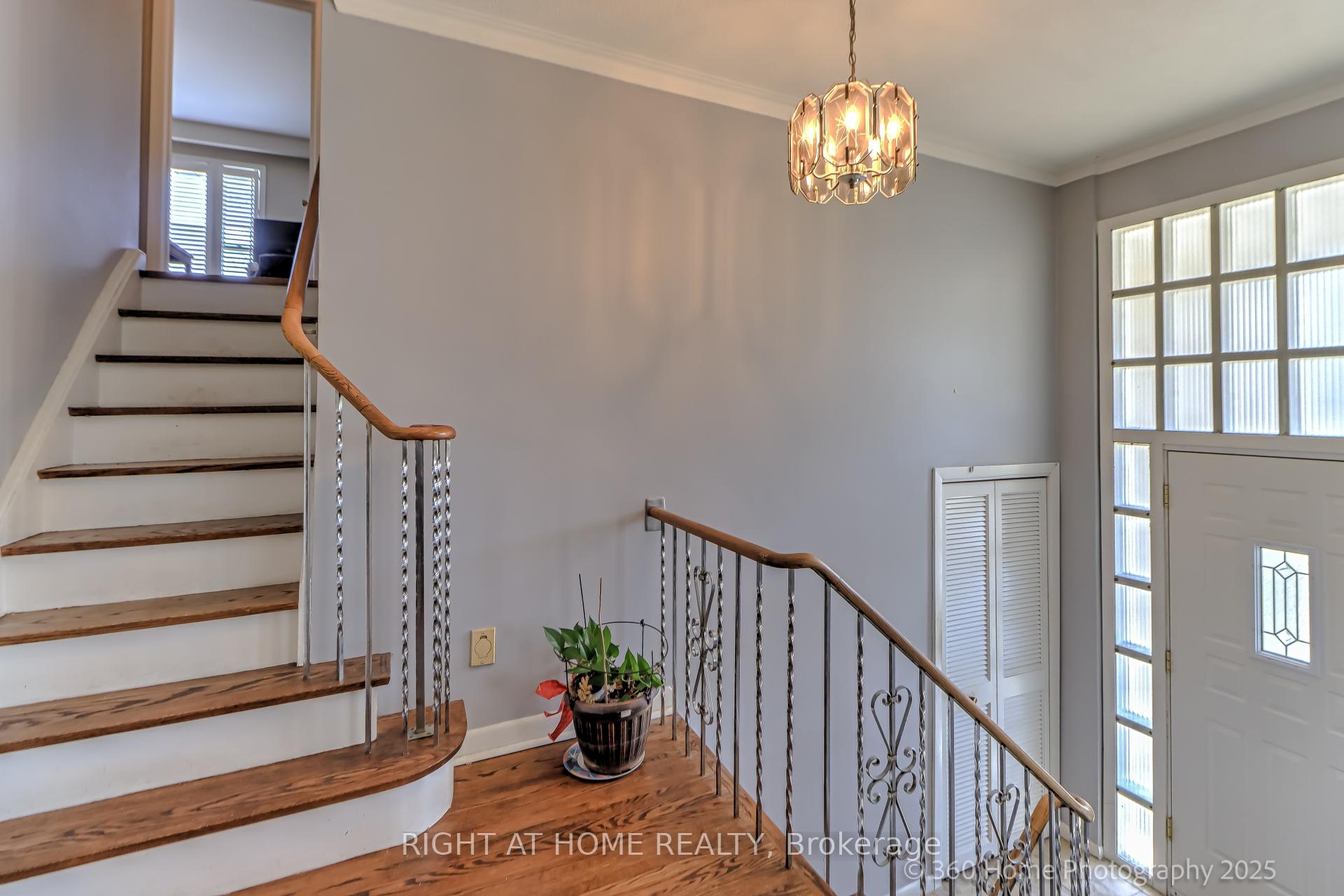 Photo 2 of 12 Summitcrest Drive, Etobicoke, Willowridge-Martingrove-Richview — HOMEH