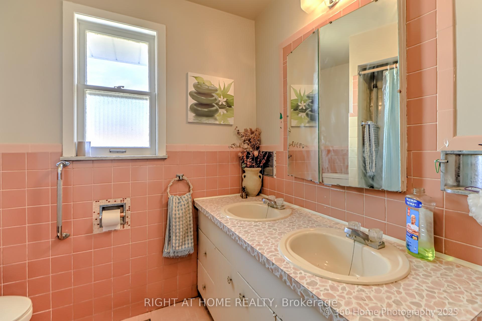 Photo 19 of 12 Summitcrest Drive, Etobicoke, Willowridge-Martingrove-Richview — HOMEH