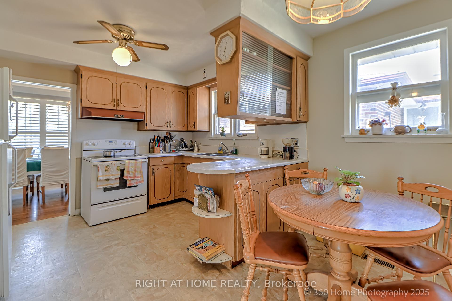 Photo 24 of 12 Summitcrest Drive, Etobicoke, Willowridge-Martingrove-Richview — HOMEH