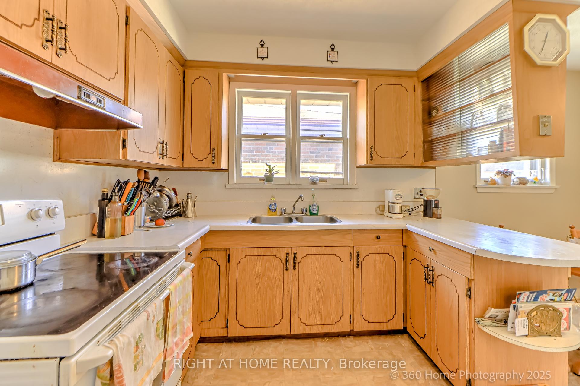 Photo 14 of 12 Summitcrest Drive, Etobicoke, Willowridge-Martingrove-Richview — HOMEH