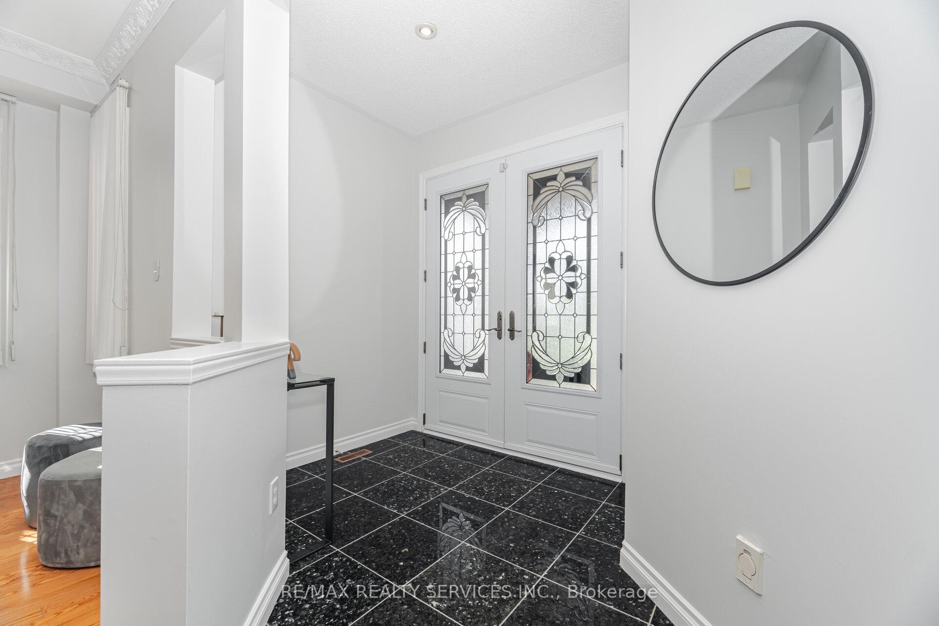 Photo 4 of 59 Hullen Crescent, Etobicoke, West Humber-Clairville — HOMEH