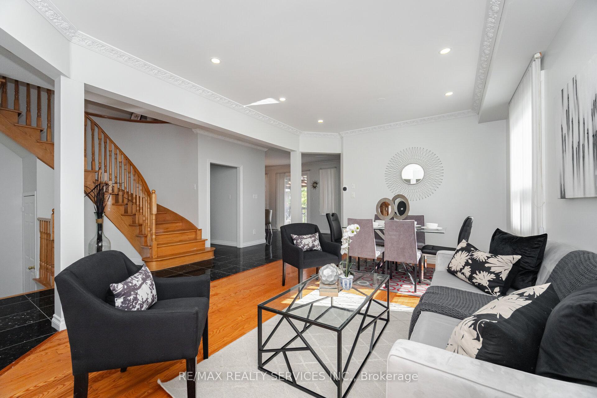 Photo 8 of 59 Hullen Crescent, Etobicoke, West Humber-Clairville — HOMEH