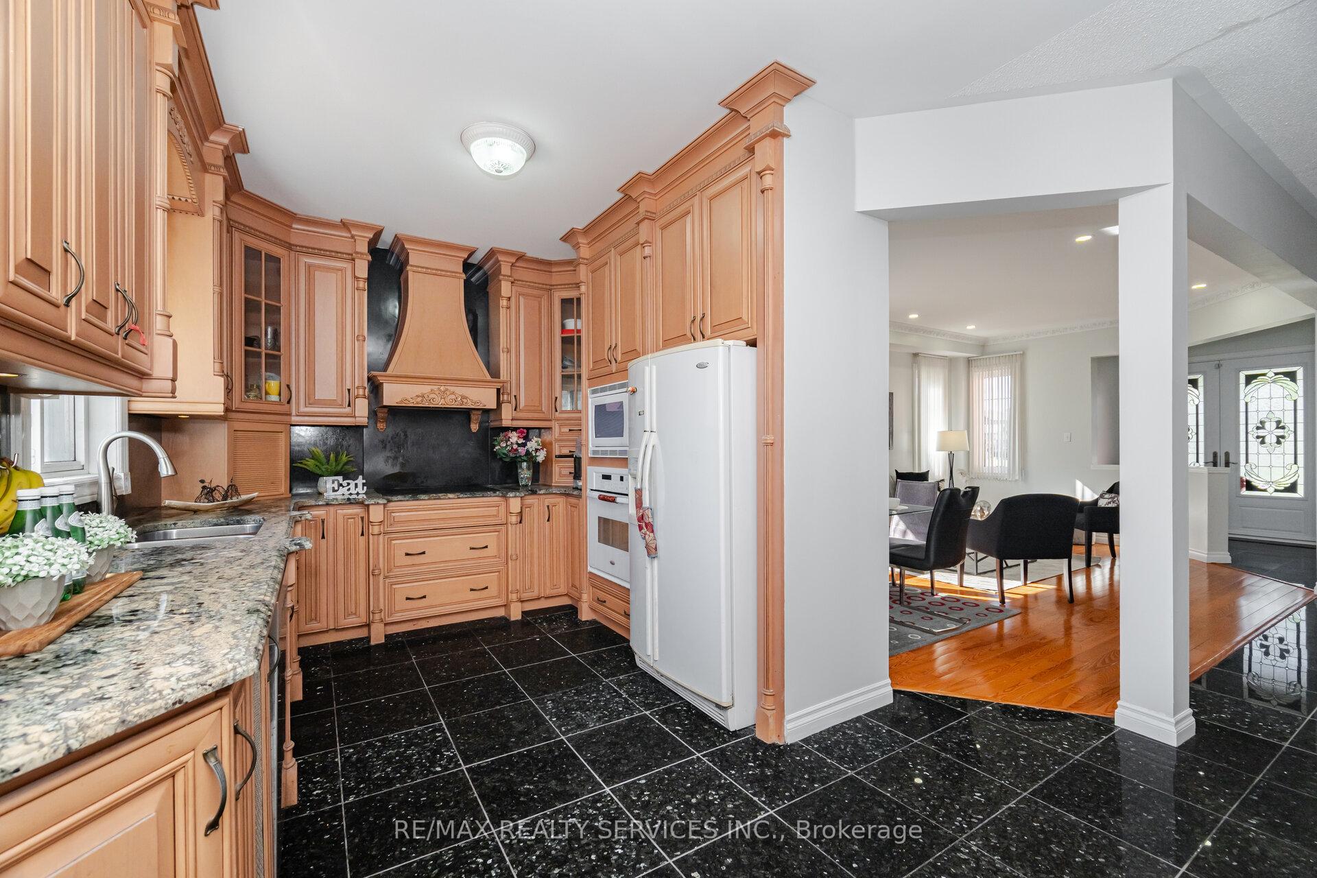 Photo 11 of 59 Hullen Crescent, Etobicoke, West Humber-Clairville — HOMEH