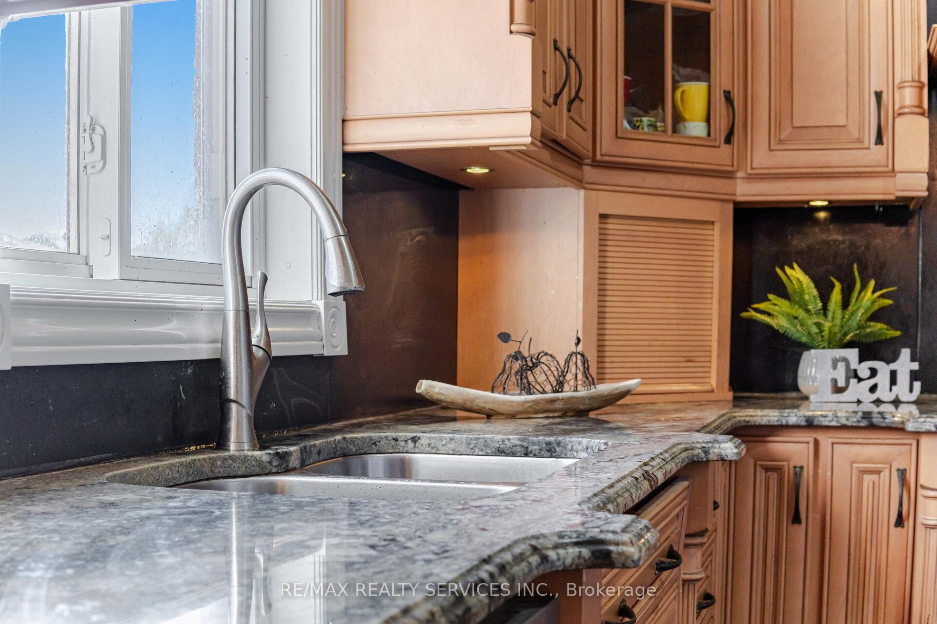 Photo 12 of 59 Hullen Crescent, Etobicoke, West Humber-Clairville — HOMEH