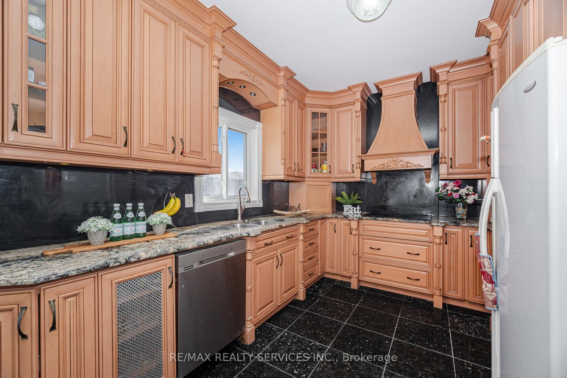 Photo 13 of 59 Hullen Crescent, Etobicoke, West Humber-Clairville — HOMEH