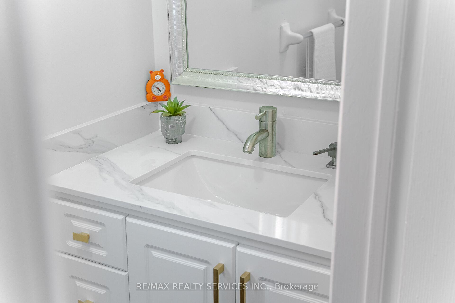 Photo 18 of 59 Hullen Crescent, Etobicoke, West Humber-Clairville — HOMEH