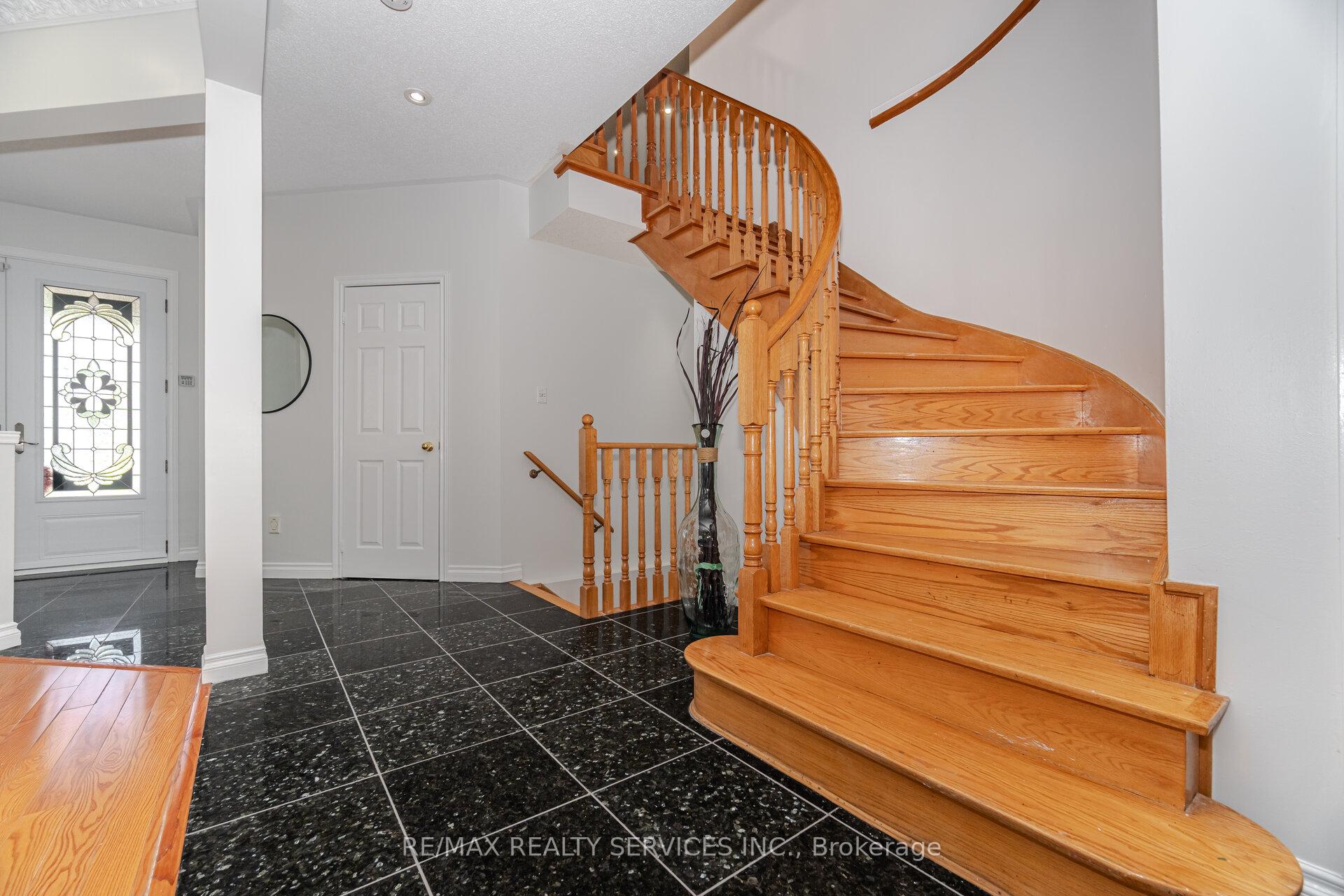 Photo 20 of 59 Hullen Crescent, Etobicoke, West Humber-Clairville — HOMEH