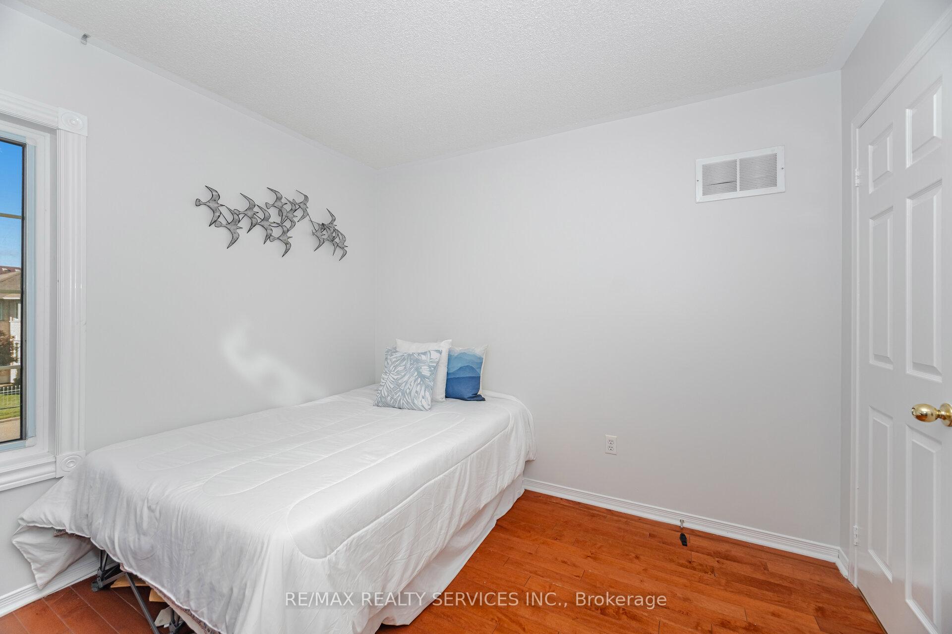 Photo 32 of 59 Hullen Crescent, Etobicoke, West Humber-Clairville — HOMEH