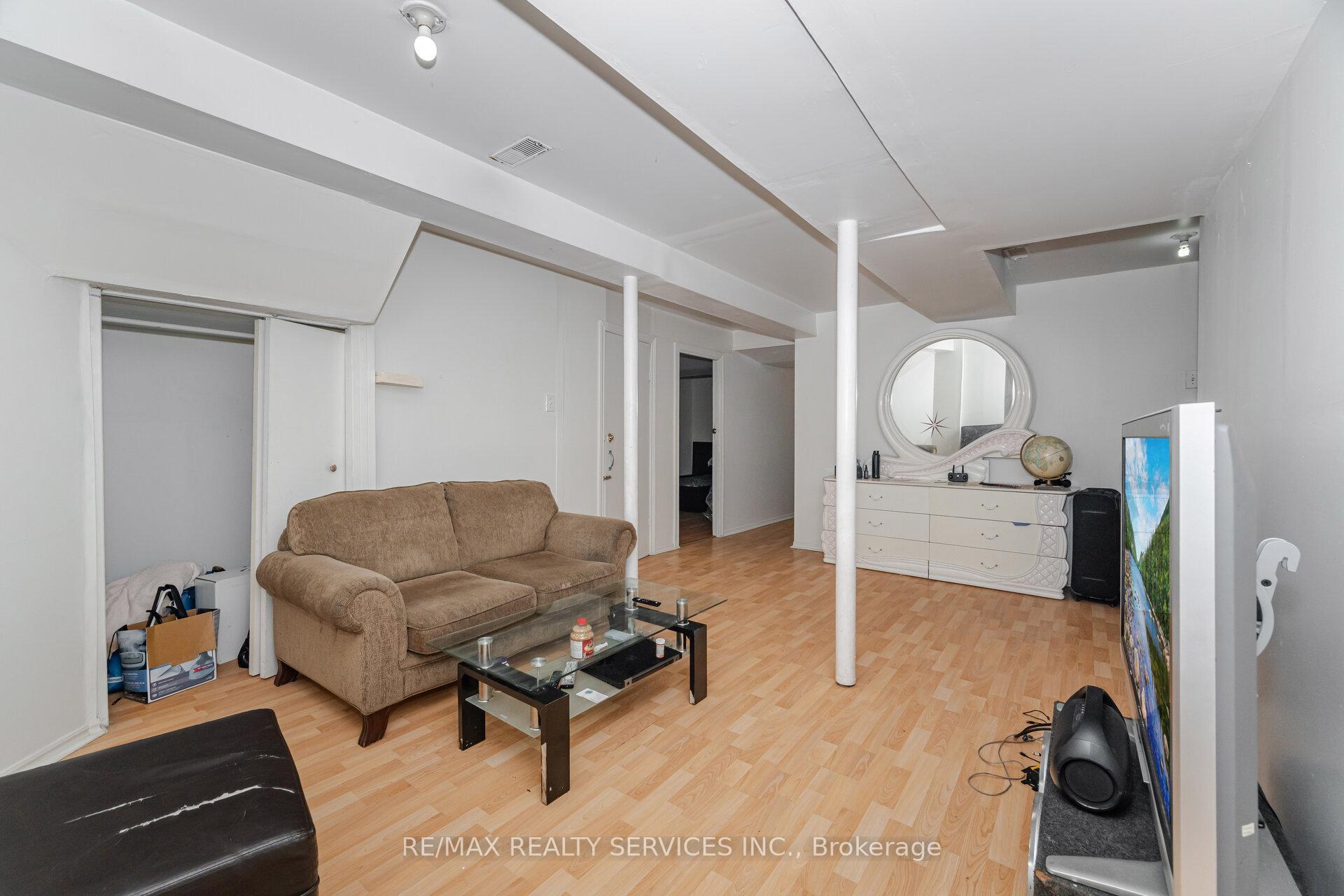 Photo 38 of 59 Hullen Crescent, Etobicoke, West Humber-Clairville — HOMEH