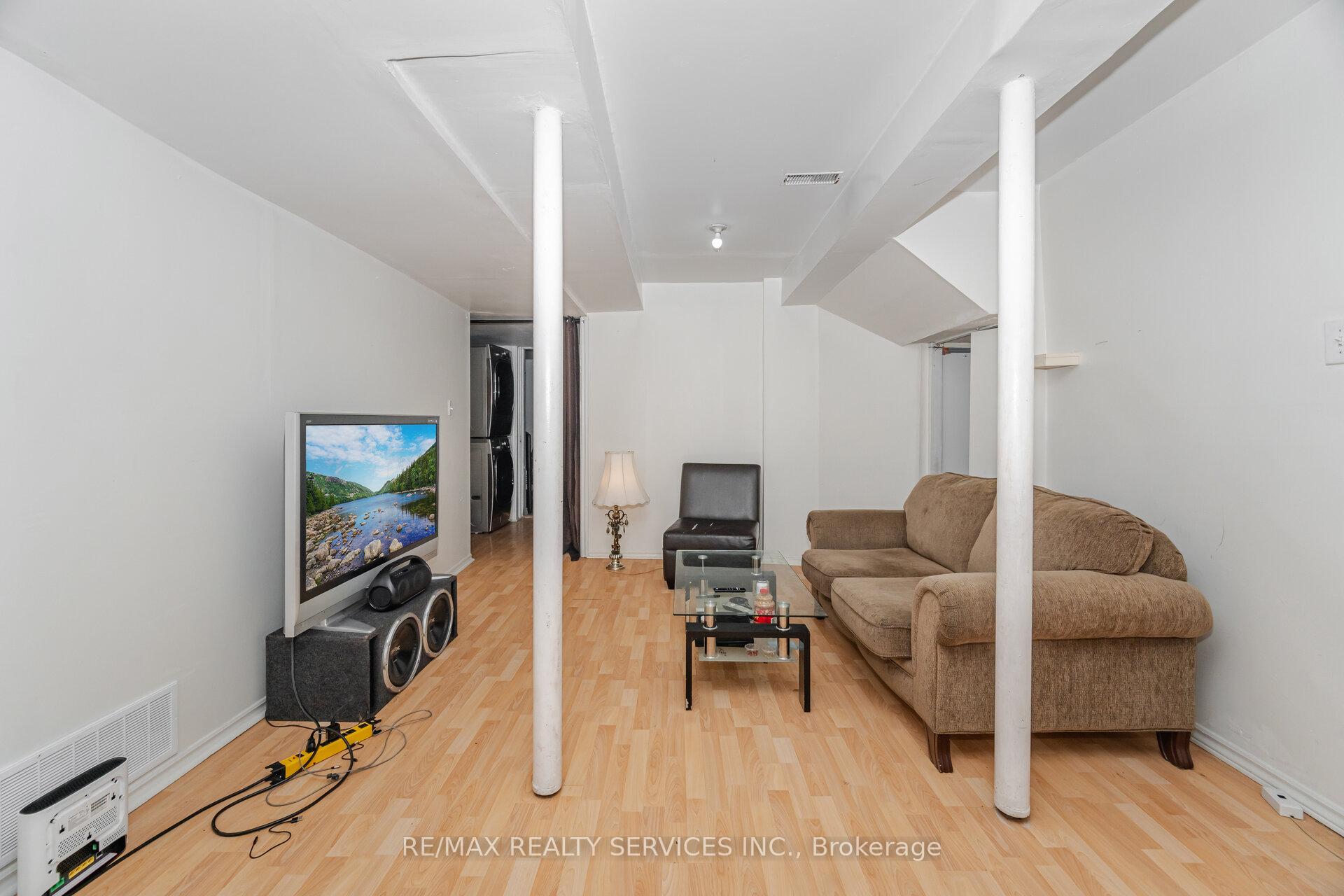 Photo 39 of 59 Hullen Crescent, Etobicoke, West Humber-Clairville — HOMEH
