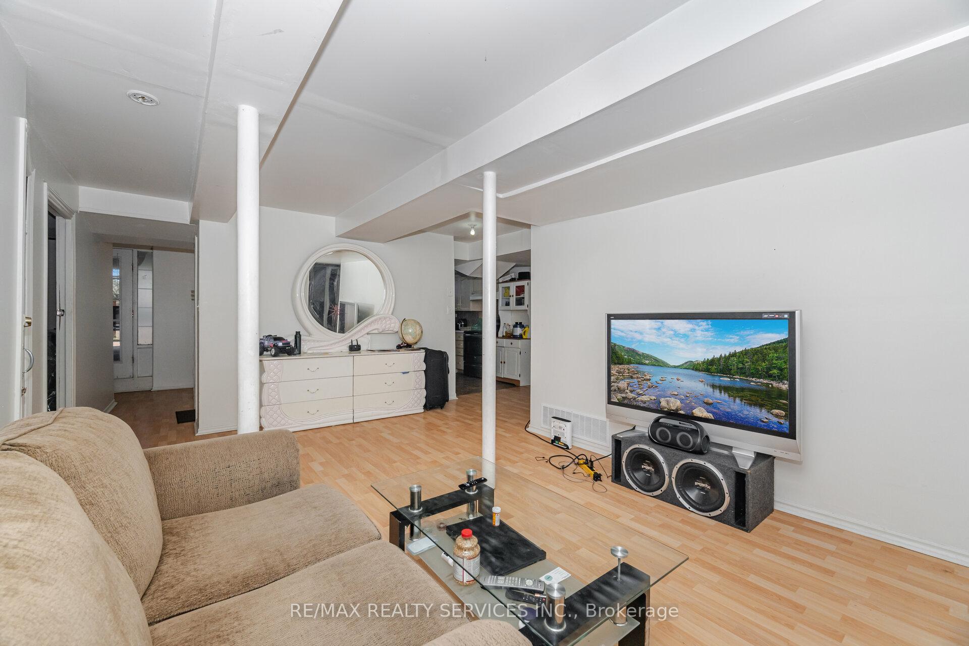 Photo 40 of 59 Hullen Crescent, Etobicoke, West Humber-Clairville — HOMEH