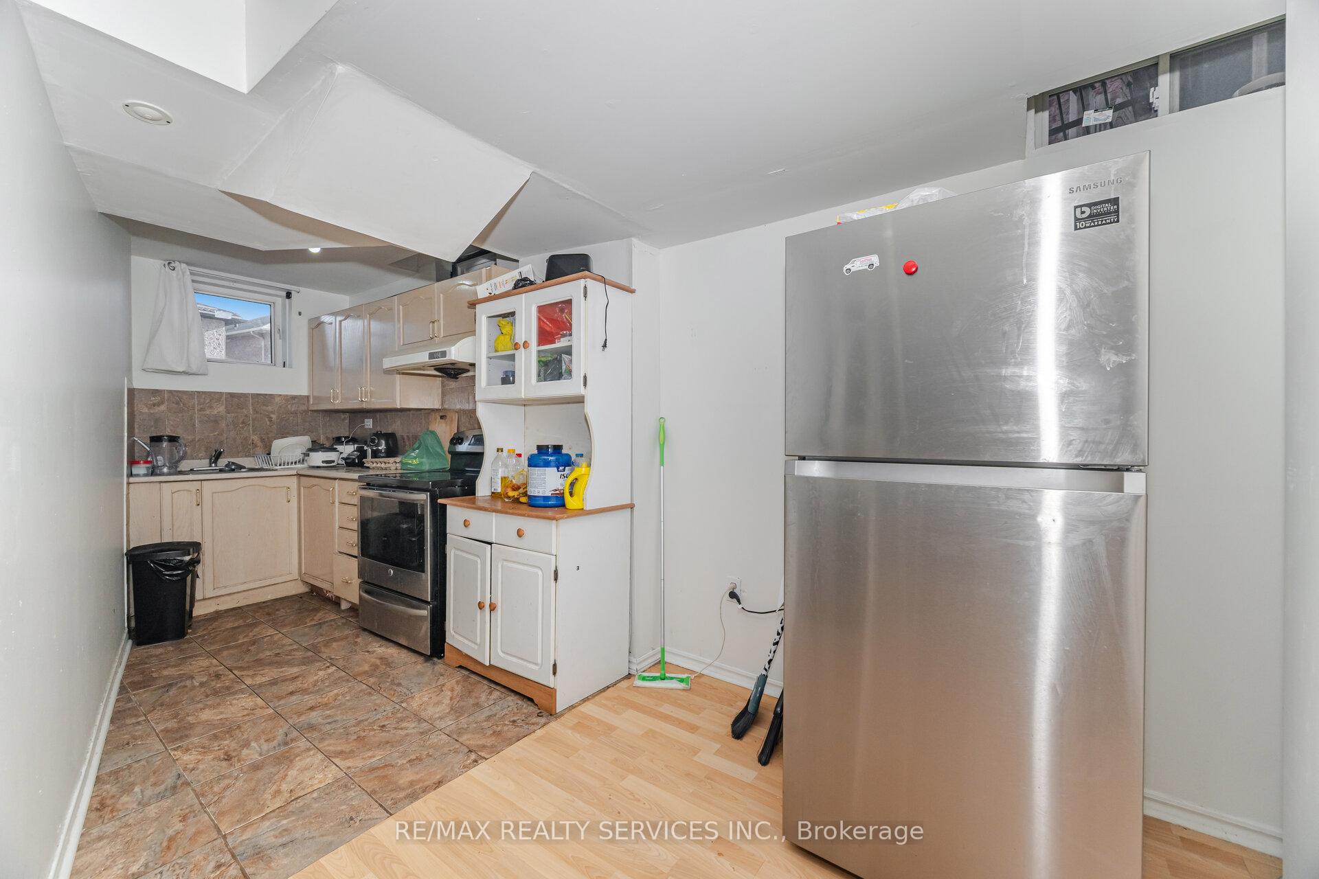 Photo 41 of 59 Hullen Crescent, Etobicoke, West Humber-Clairville — HOMEH