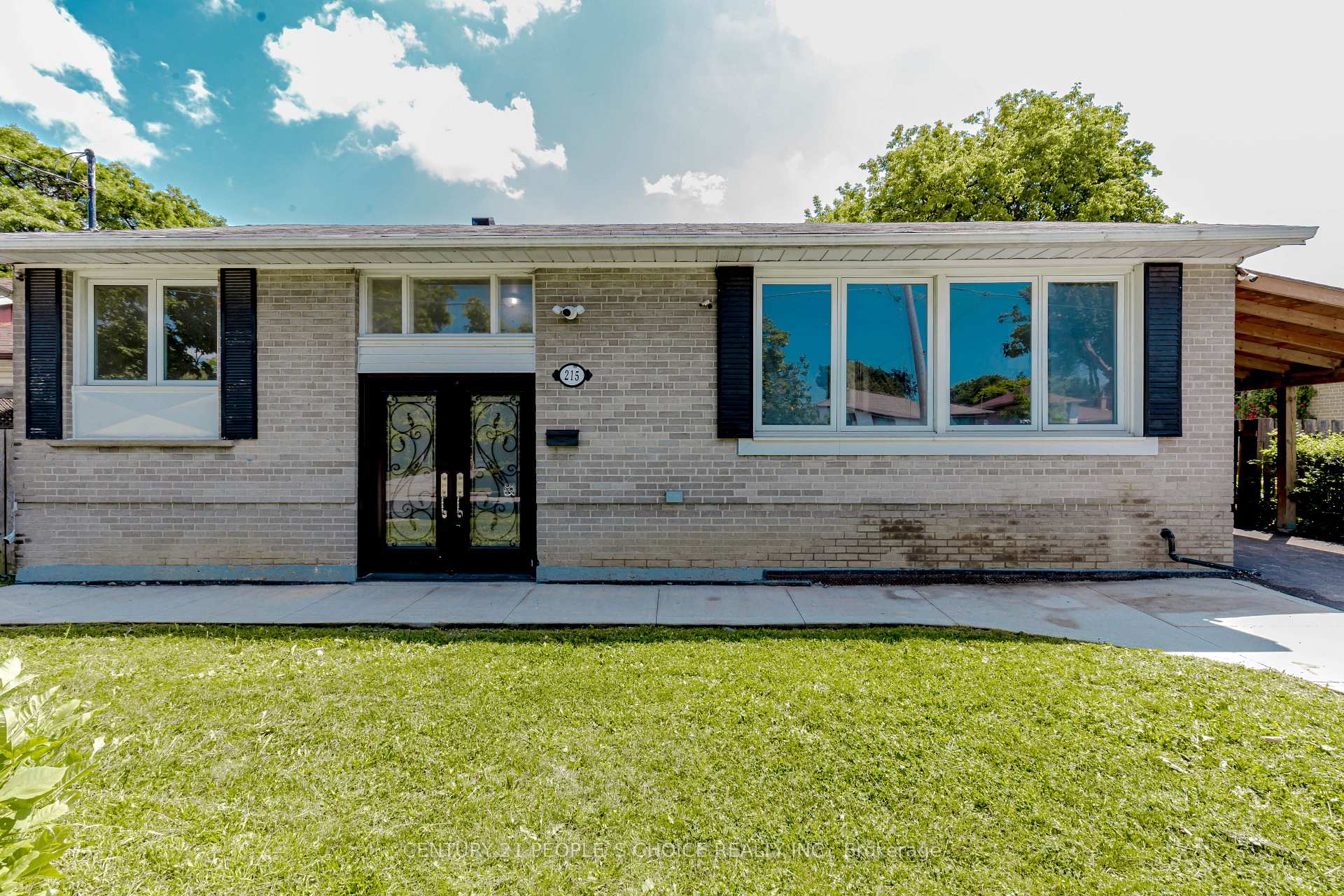 Front of 215 Jeffcoat Drive N