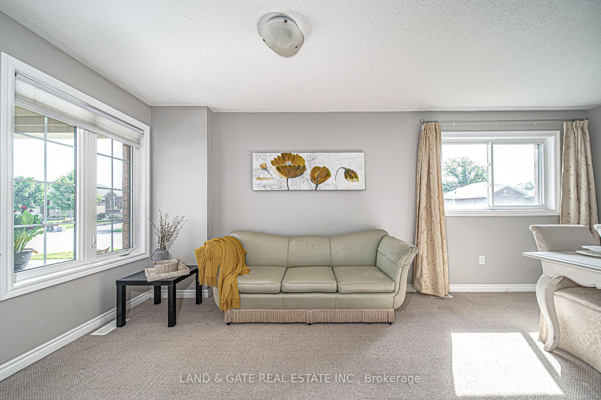 Photo 4 of 2 Manchester Court, Caledon, Bolton West — HOMEH