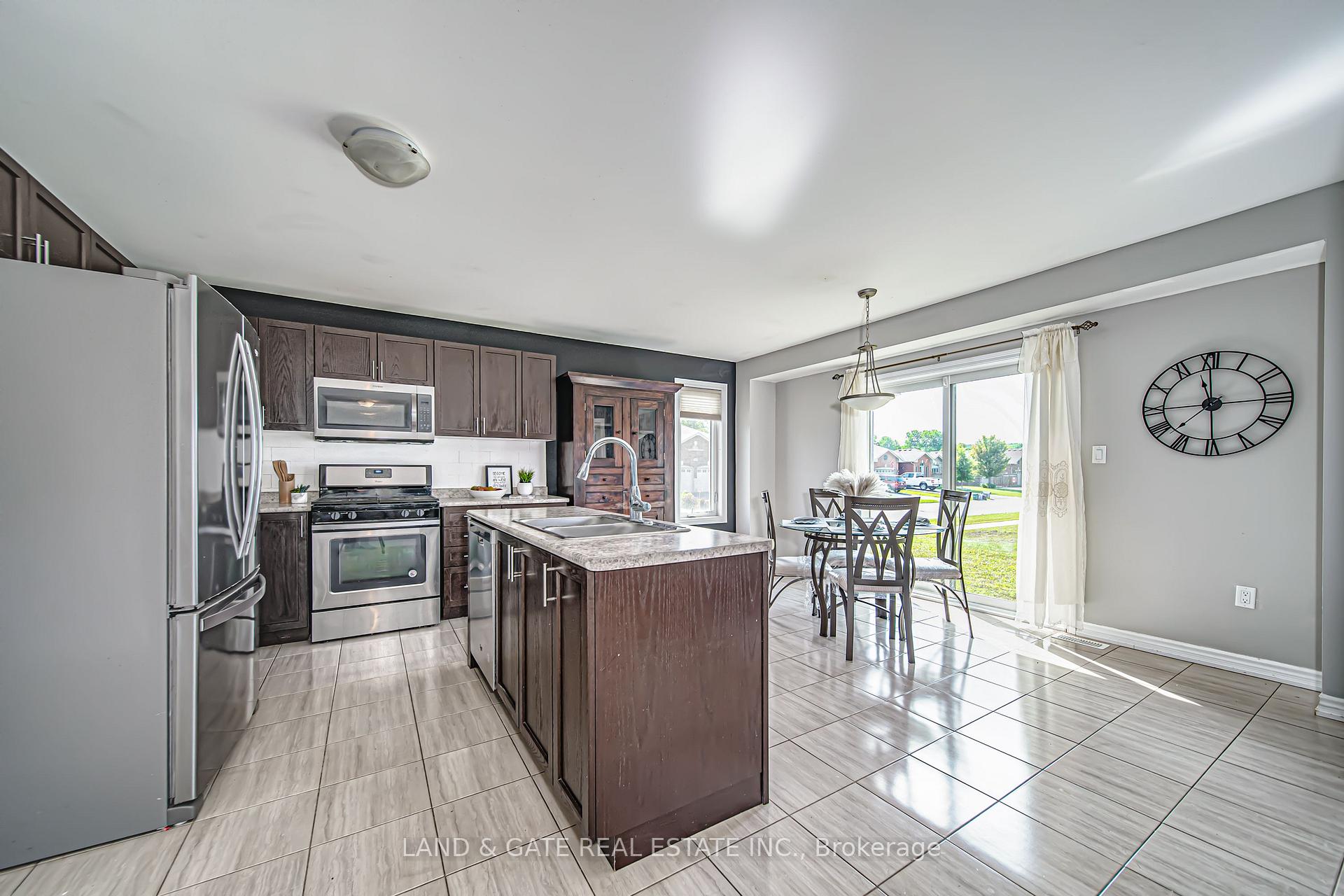Photo 11 of 2 Manchester Court, Caledon, Bolton West — HOMEH