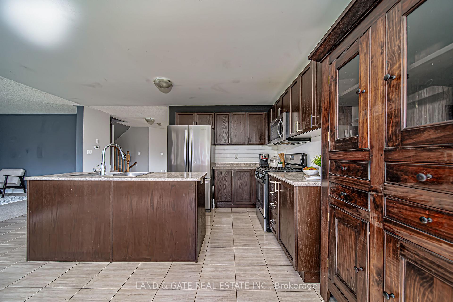Photo 12 of 2 Manchester Court, Caledon, Bolton West — HOMEH
