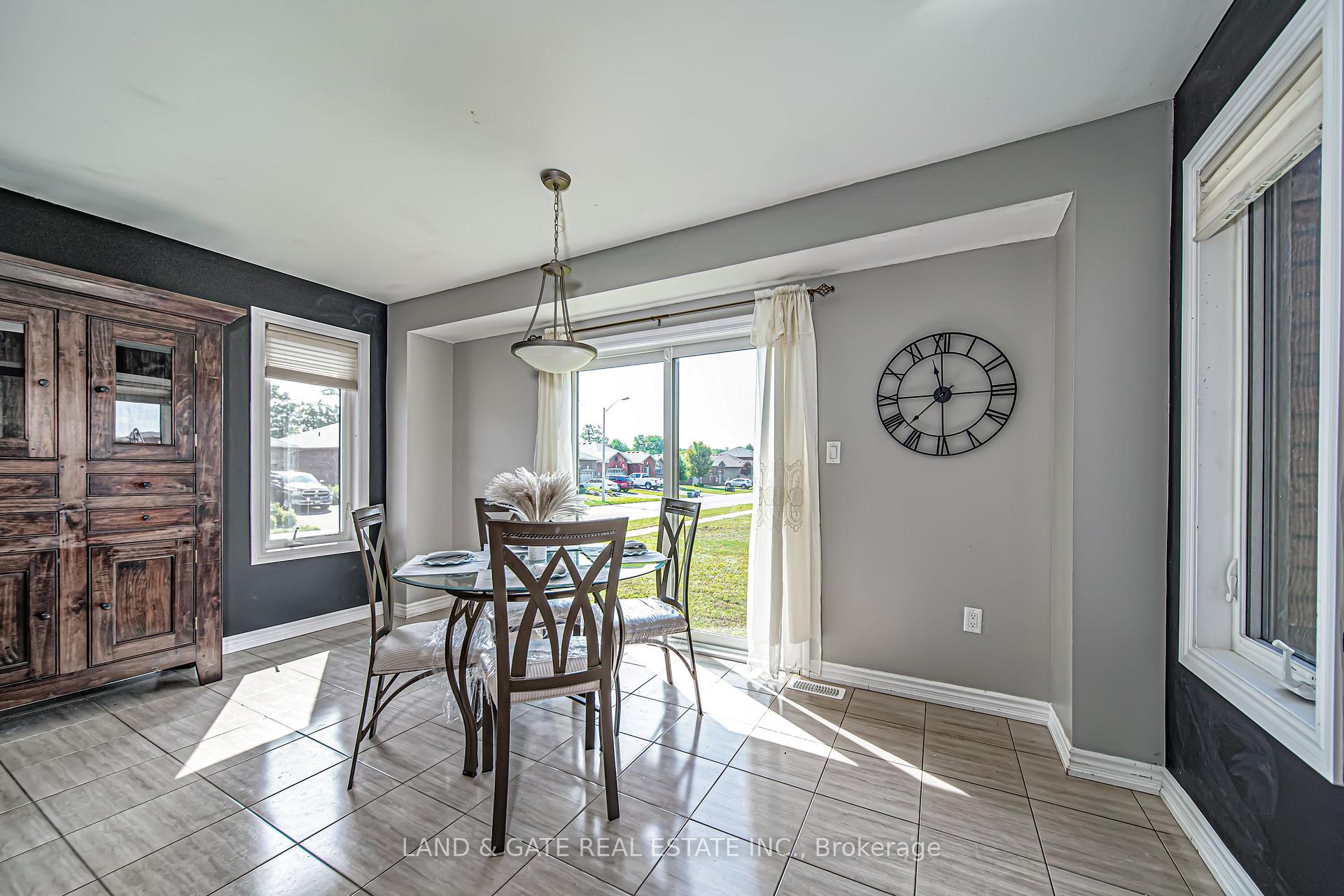 Photo 13 of 2 Manchester Court, Caledon, Bolton West — HOMEH
