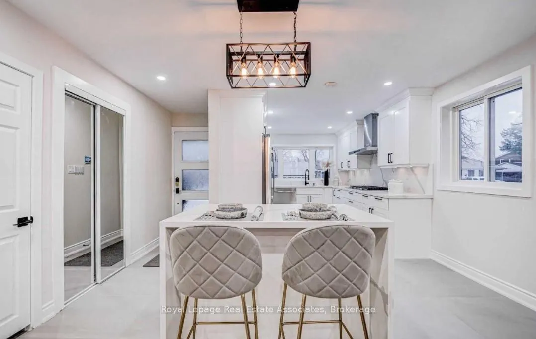 Photo 4 of 21 Davistow Crescent, Etobicoke, Mount Olive-Silverstone-Jamestown — HOMEH