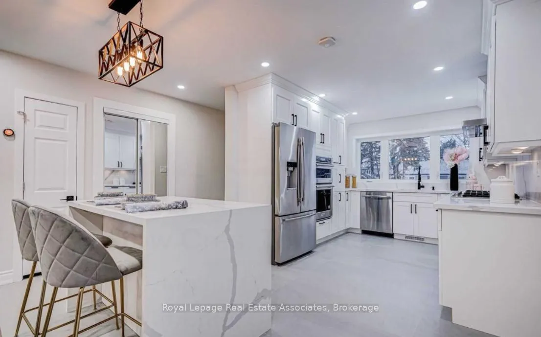 Photo 6 of 21 Davistow Crescent, Etobicoke, Mount Olive-Silverstone-Jamestown — HOMEH