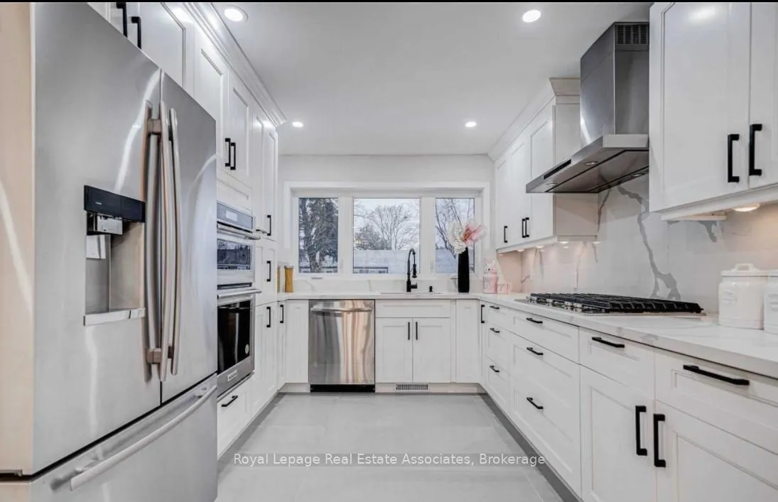 Photo 7 of 21 Davistow Crescent, Etobicoke, Mount Olive-Silverstone-Jamestown — HOMEH