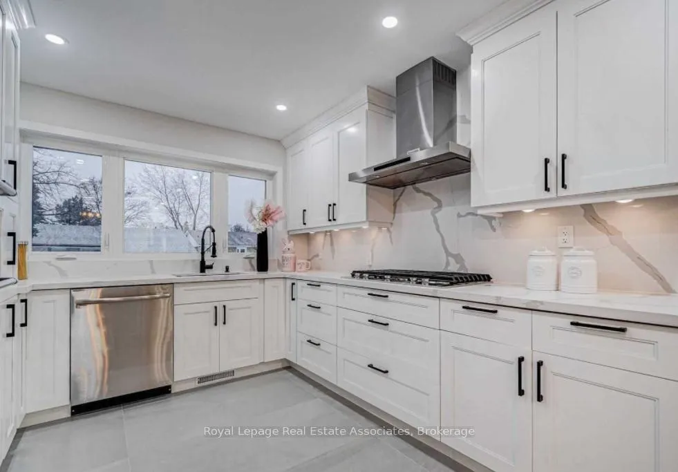 Photo 8 of 21 Davistow Crescent, Etobicoke, Mount Olive-Silverstone-Jamestown — HOMEH