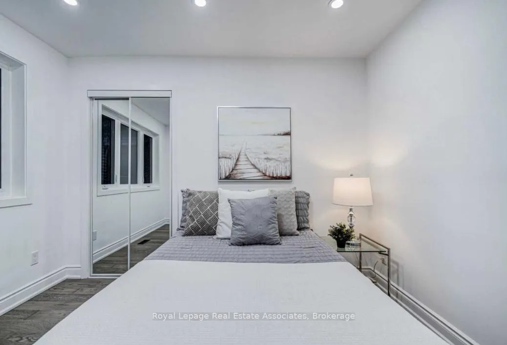 Photo 13 of 21 Davistow Crescent, Etobicoke, Mount Olive-Silverstone-Jamestown — HOMEH