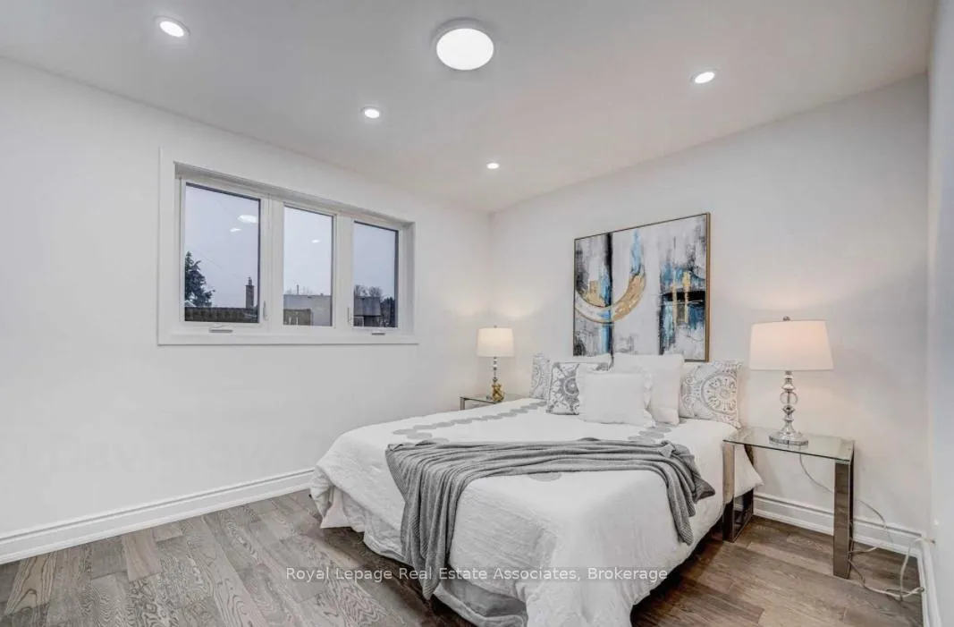 Photo 15 of 21 Davistow Crescent, Etobicoke, Mount Olive-Silverstone-Jamestown — HOMEH
