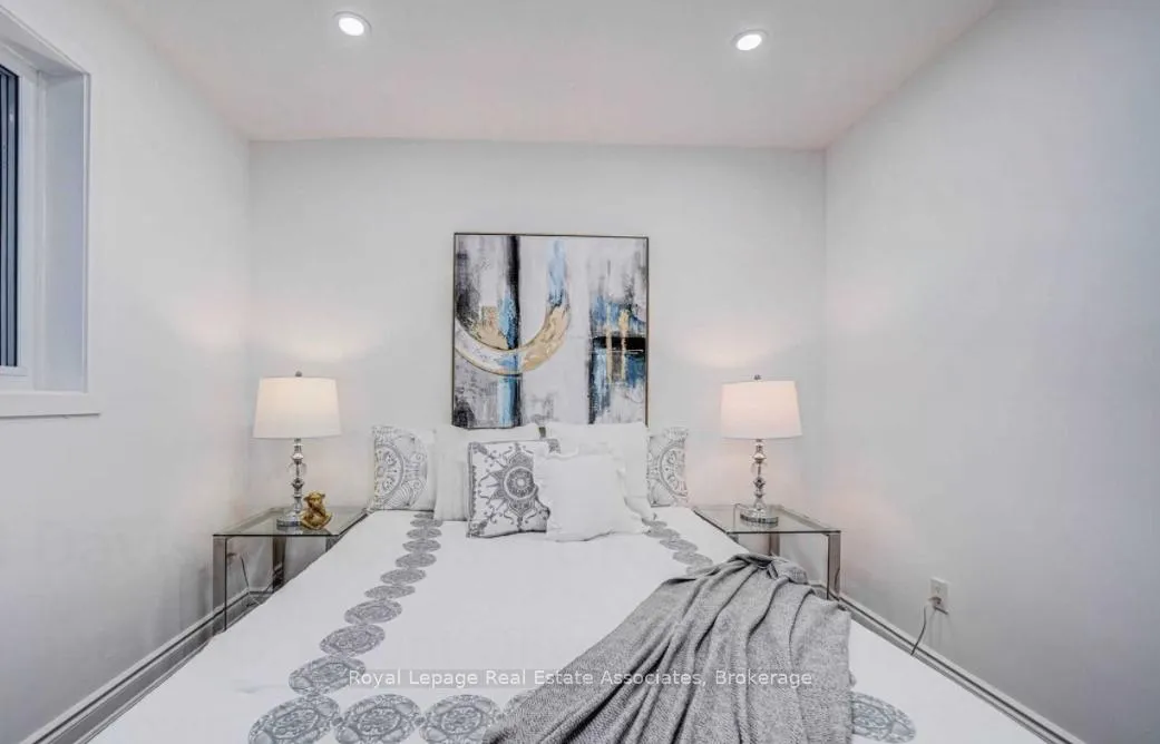 Photo 16 of 21 Davistow Crescent, Etobicoke, Mount Olive-Silverstone-Jamestown — HOMEH