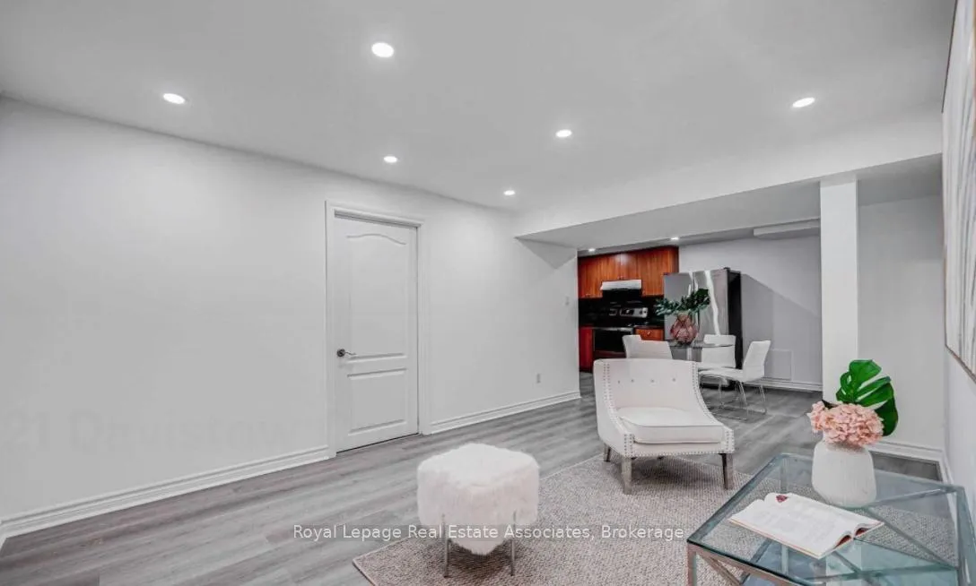 Photo 17 of 21 Davistow Crescent, Etobicoke, Mount Olive-Silverstone-Jamestown — HOMEH
