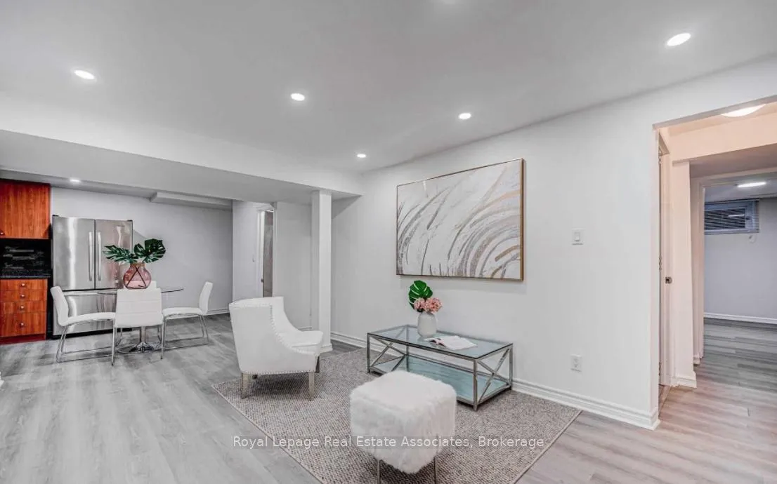 Photo 18 of 21 Davistow Crescent, Etobicoke, Mount Olive-Silverstone-Jamestown — HOMEH