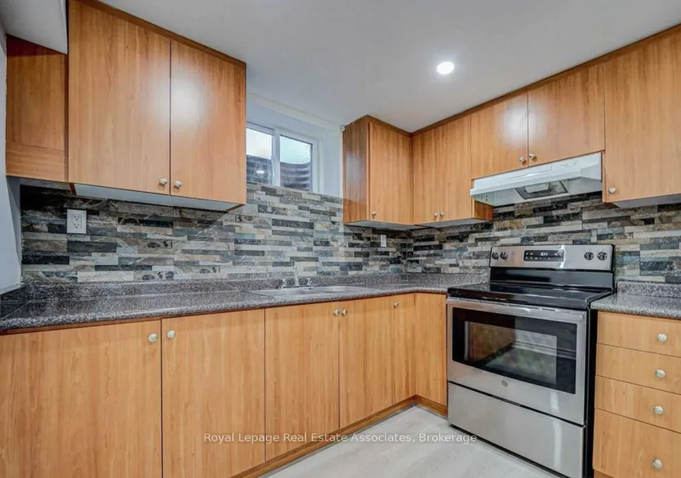 Photo 20 of 21 Davistow Crescent, Etobicoke, Mount Olive-Silverstone-Jamestown — HOMEH