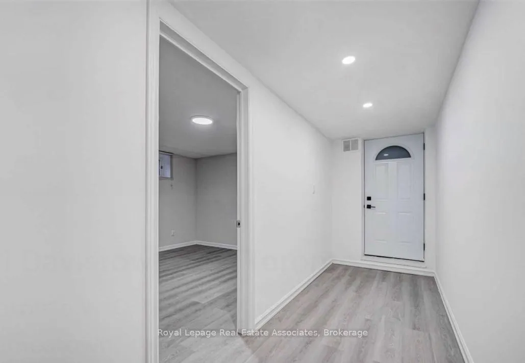Photo 24 of 21 Davistow Crescent, Etobicoke, Mount Olive-Silverstone-Jamestown — HOMEH