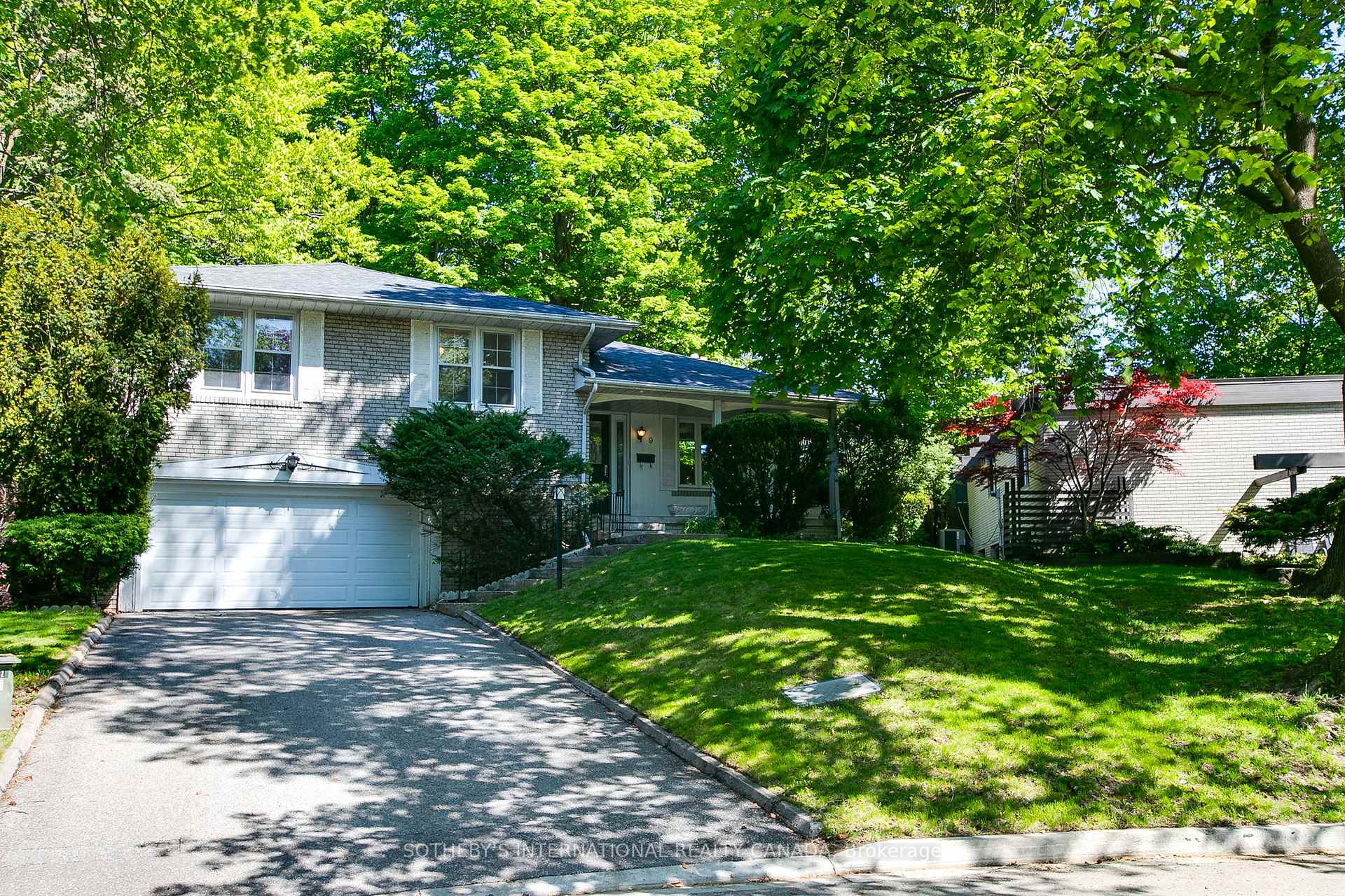 Photo 7 of 9 Queensborough Crescent, Etobicoke, Willowridge-Martingrove-Richview — HOMEH