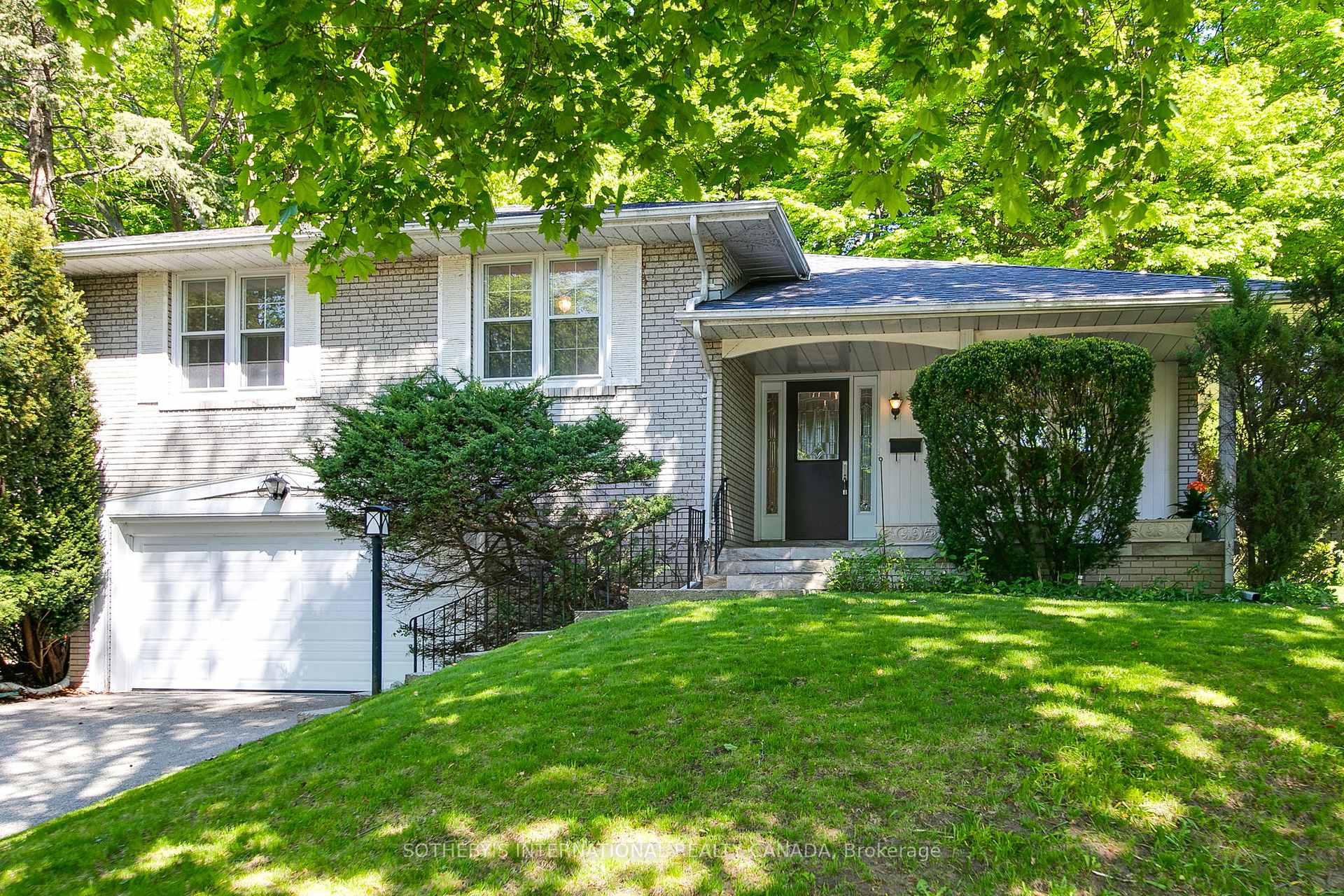 Photo 3 of 9 Queensborough Crescent, Etobicoke, Willowridge-Martingrove-Richview — HOMEH