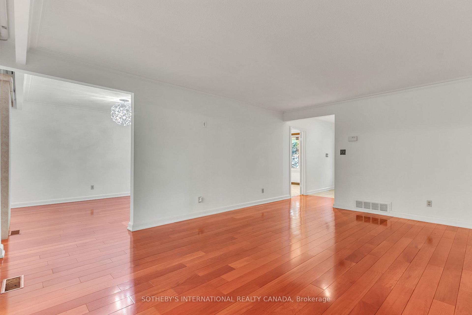 Photo 2 of 9 Queensborough Crescent, Etobicoke, Willowridge-Martingrove-Richview — HOMEH