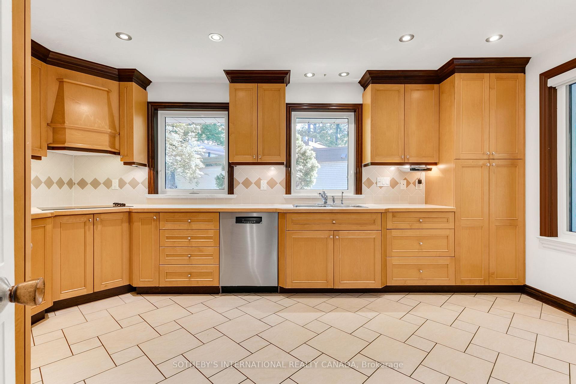 Photo 10 of 9 Queensborough Crescent, Etobicoke, Willowridge-Martingrove-Richview — HOMEH