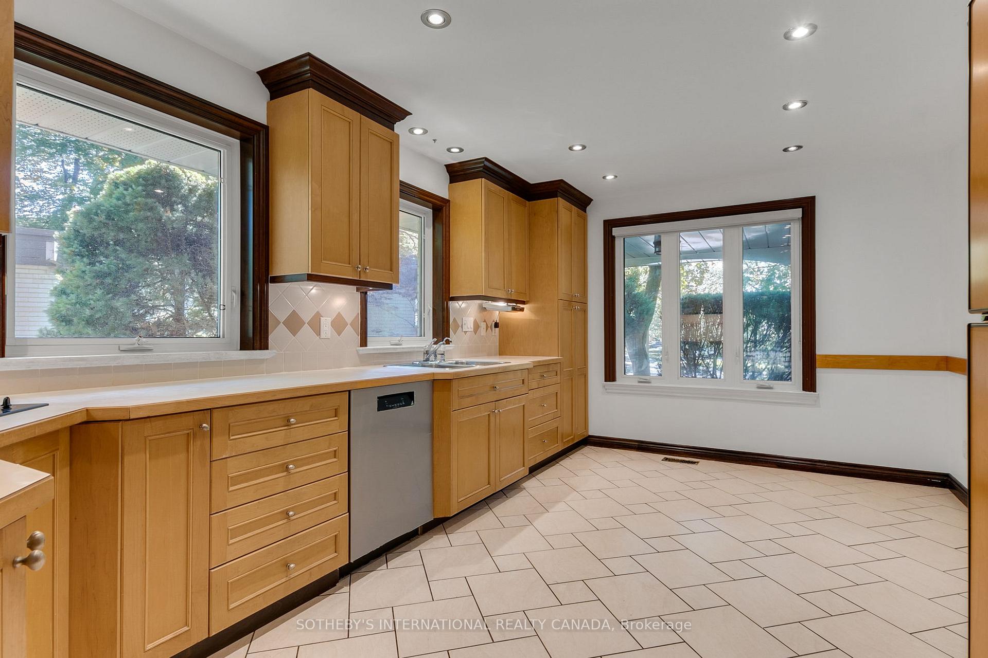Photo 16 of 9 Queensborough Crescent, Etobicoke, Willowridge-Martingrove-Richview — HOMEH