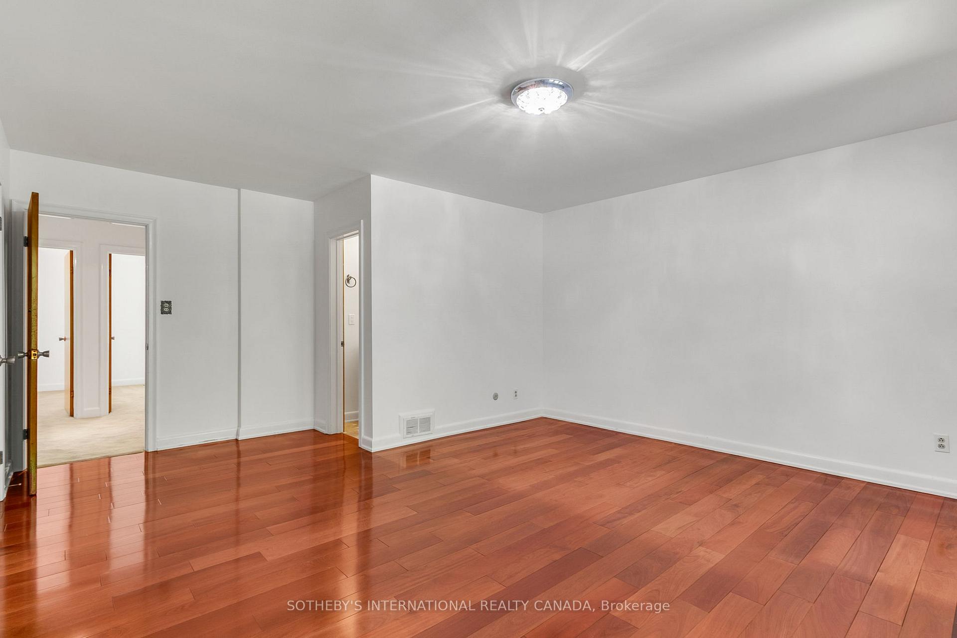 Photo 13 of 9 Queensborough Crescent, Etobicoke, Willowridge-Martingrove-Richview — HOMEH