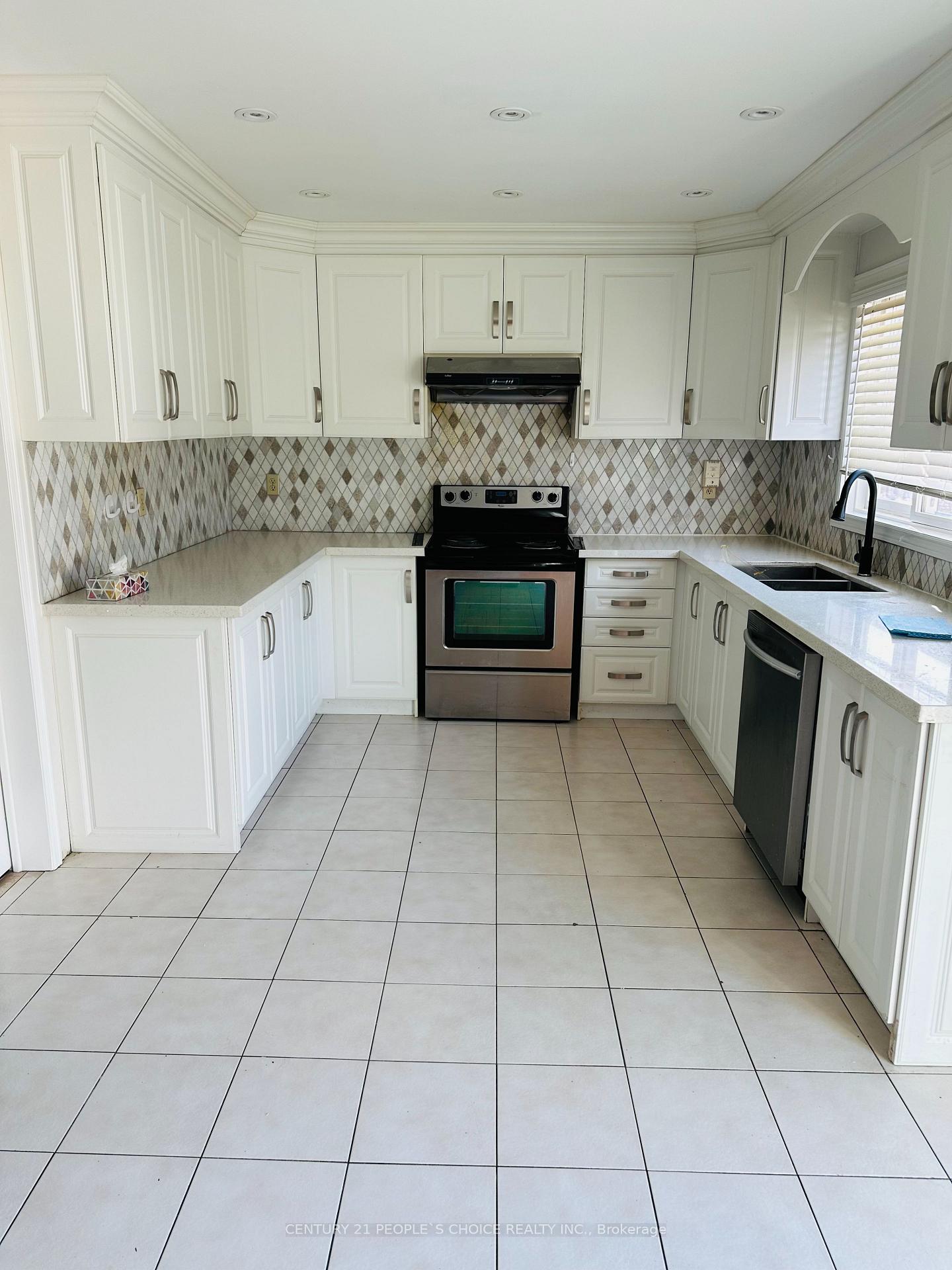 Photo 4 of 6 Bankview Circle, Etobicoke, West Humber-Clairville — HOMEH
