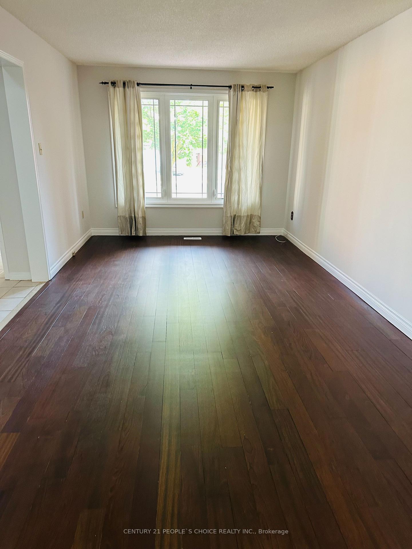 Photo 3 of 6 Bankview Circle, Etobicoke, West Humber-Clairville — HOMEH