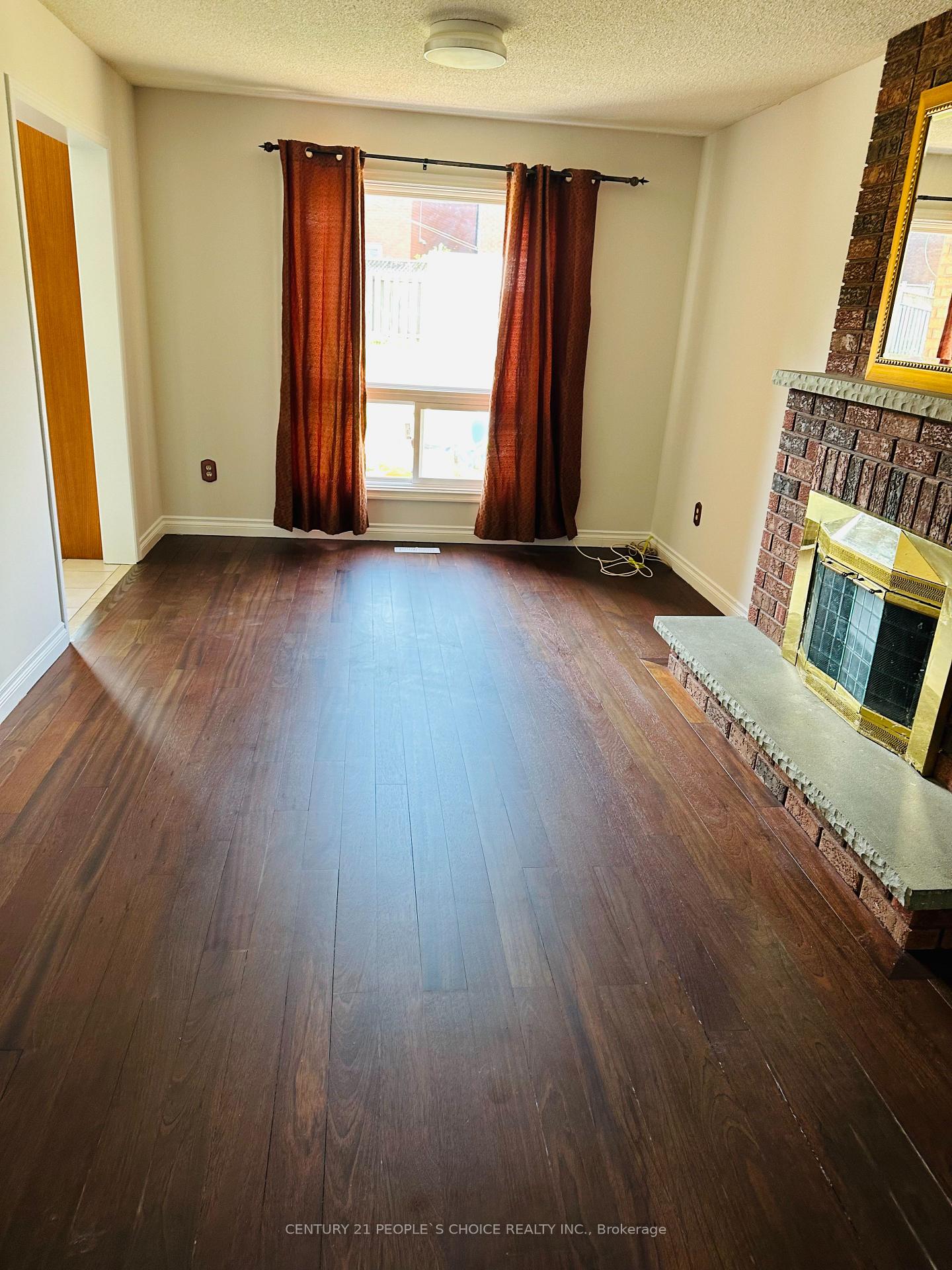 Photo 2 of 6 Bankview Circle, Etobicoke, West Humber-Clairville — HOMEH