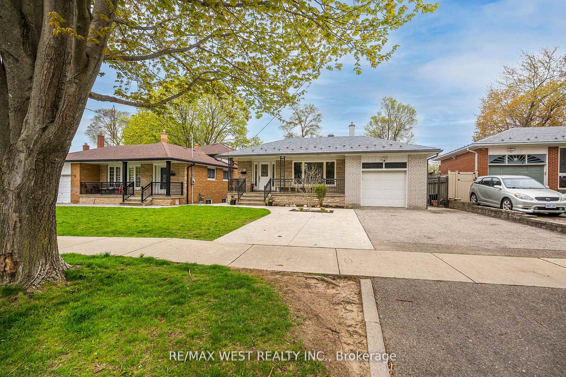 Photo 1 of 17 Forest Path Court, Etobicoke, Thistletown-Beaumonde Heights — HOMEH