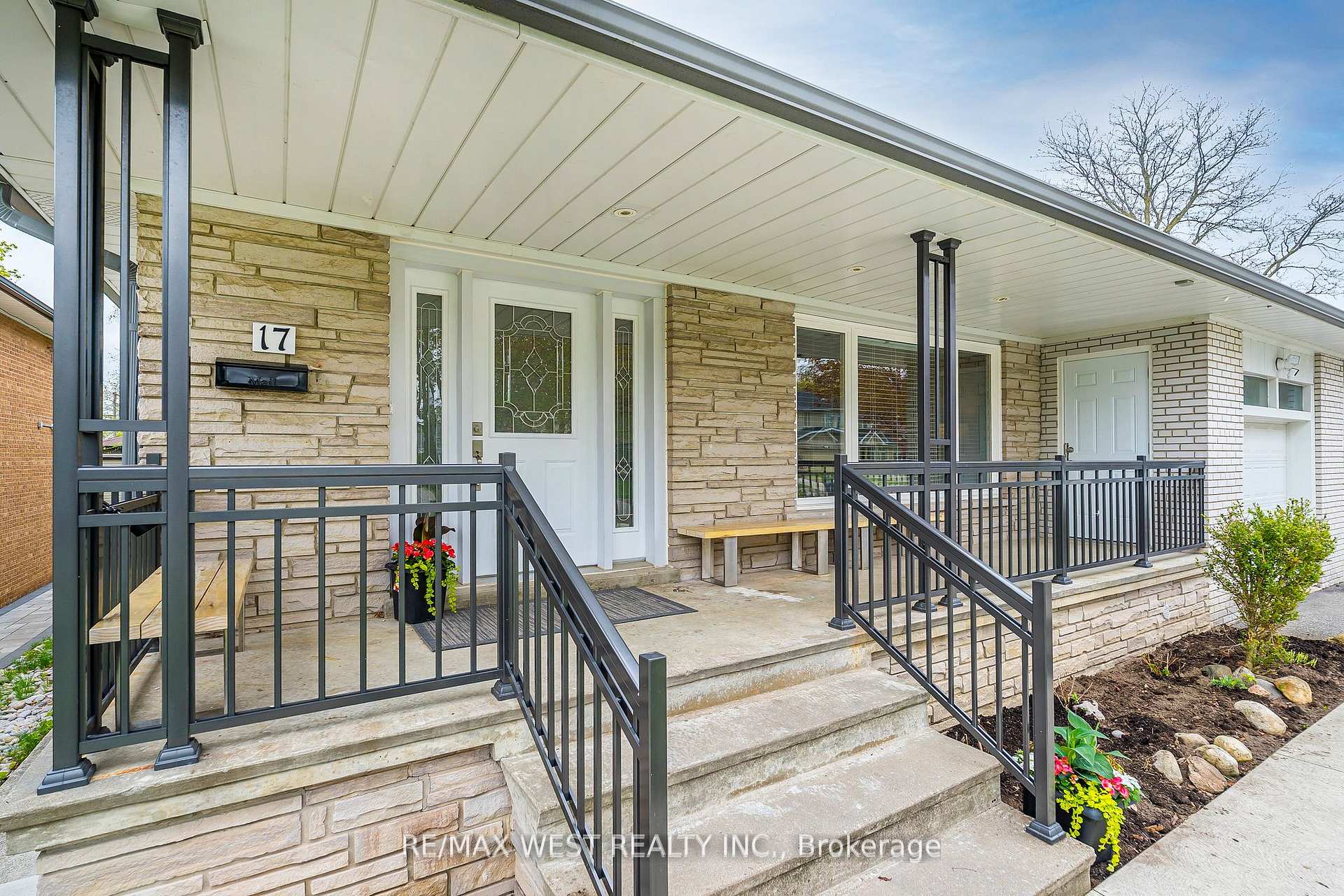 Photo 2 of 17 Forest Path Court, Etobicoke, Thistletown-Beaumonde Heights — HOMEH