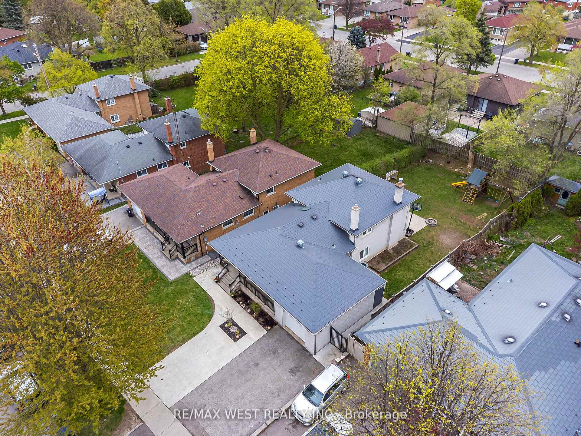 Photo 3 of 17 Forest Path Court, Etobicoke, Thistletown-Beaumonde Heights — HOMEH