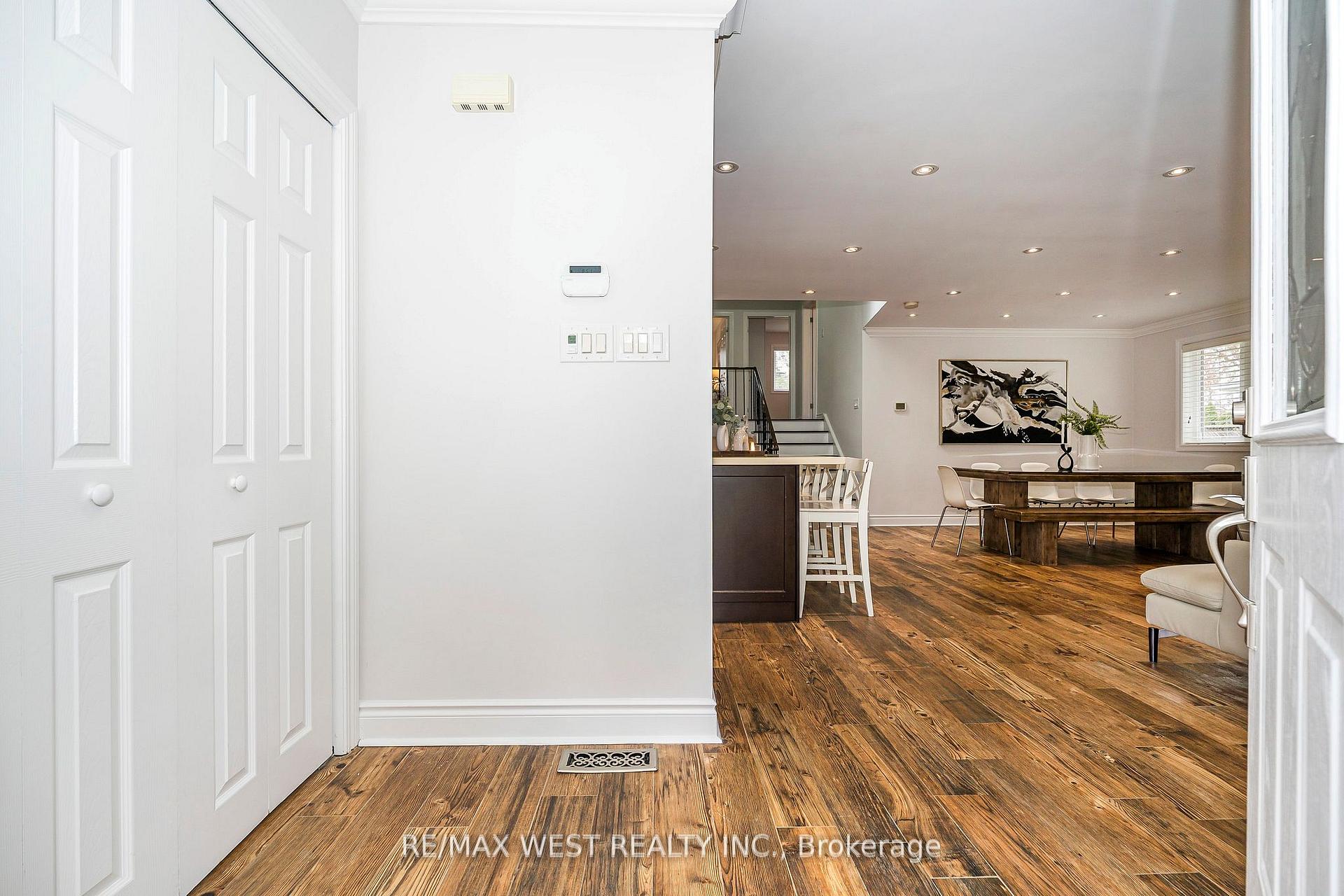 Photo 4 of 17 Forest Path Court, Etobicoke, Thistletown-Beaumonde Heights — HOMEH