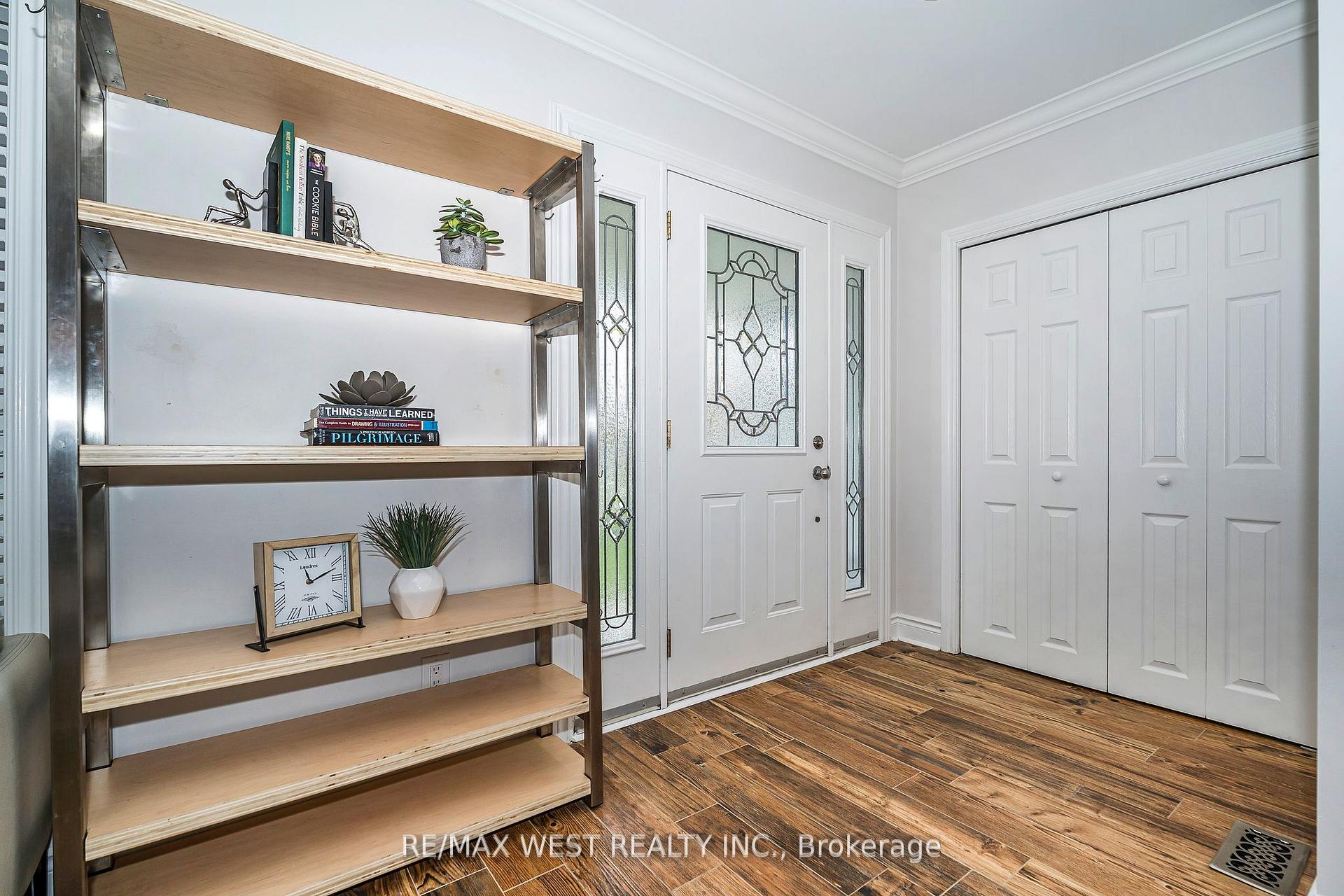 Photo 5 of 17 Forest Path Court, Etobicoke, Thistletown-Beaumonde Heights — HOMEH