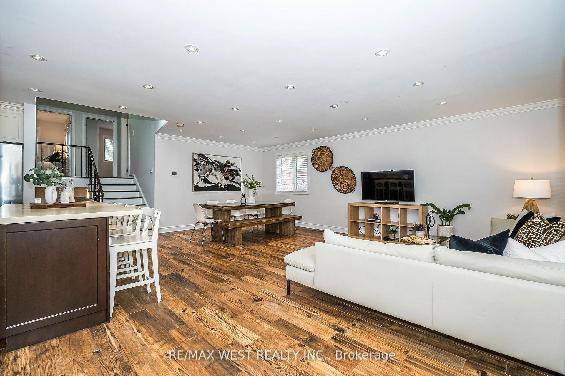 Photo 6 of 17 Forest Path Court, Etobicoke, Thistletown-Beaumonde Heights — HOMEH