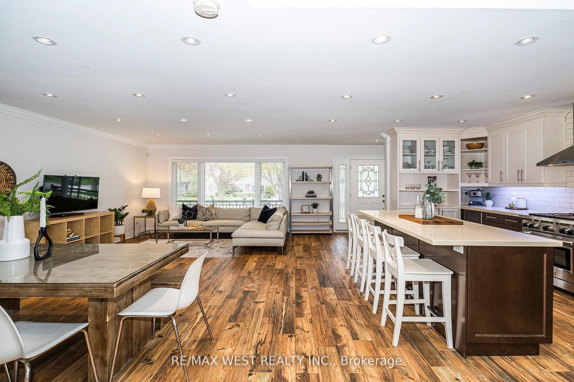 Photo 8 of 17 Forest Path Court, Etobicoke, Thistletown-Beaumonde Heights — HOMEH