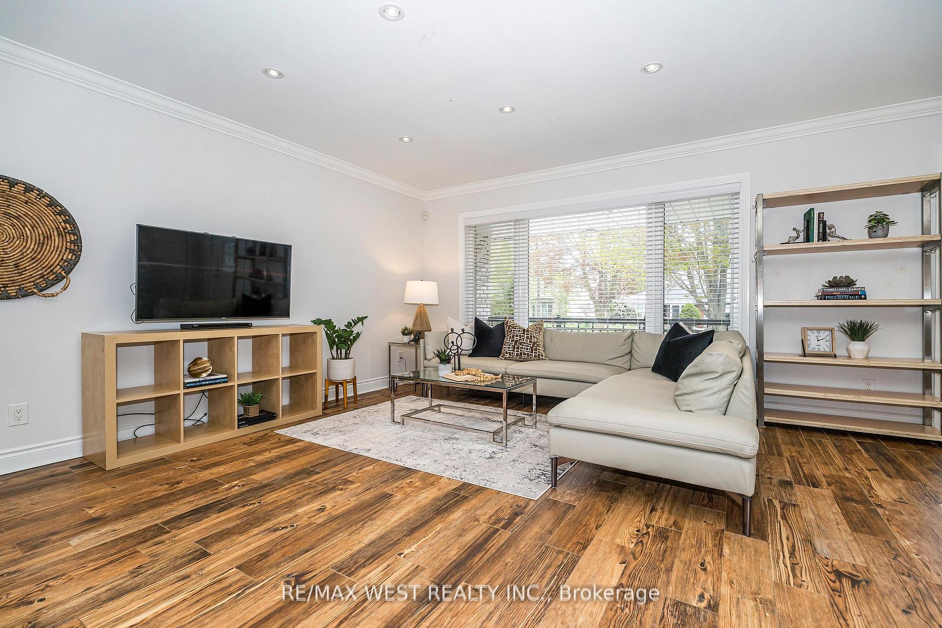 Photo 9 of 17 Forest Path Court, Etobicoke, Thistletown-Beaumonde Heights — HOMEH